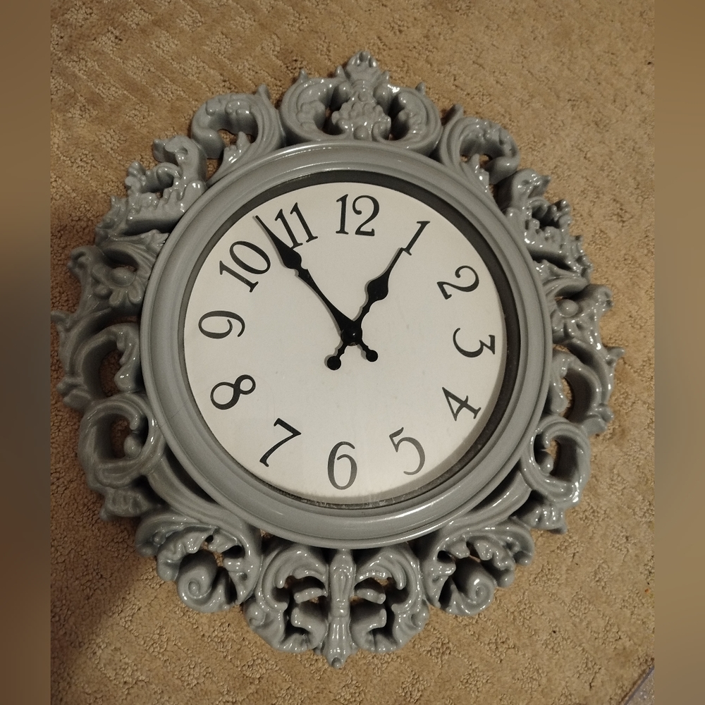 Grey wall clock (hanging)